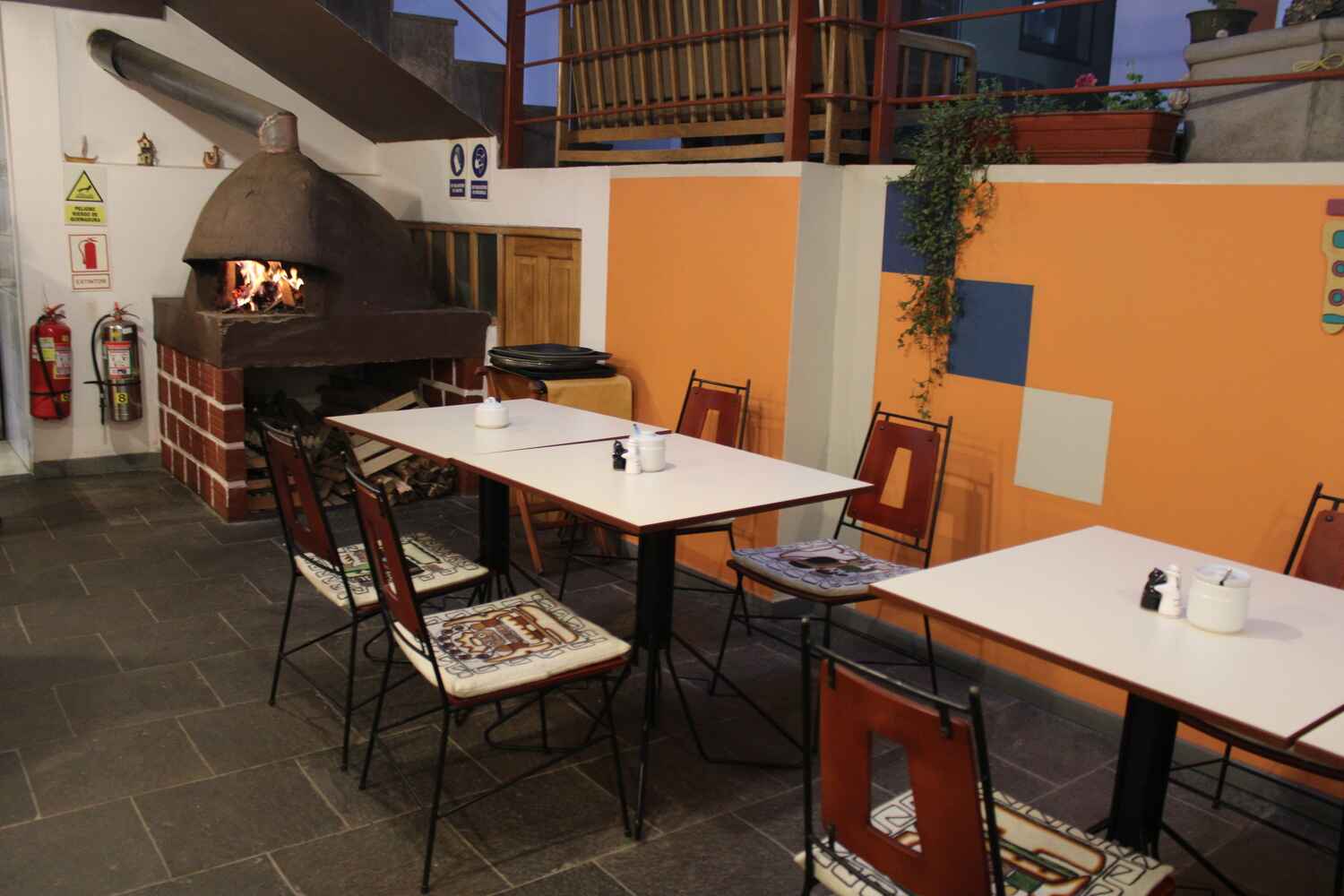 hotel-intiqa-puno-peru-comedor-mesas-sillas