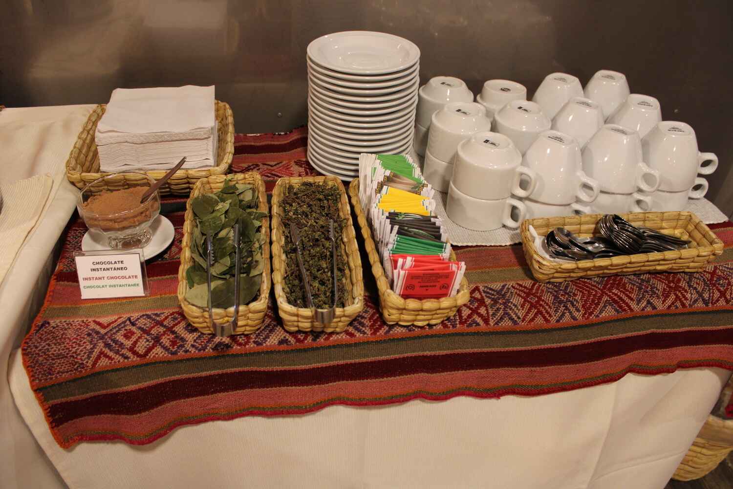 hotel-intiqa-puno-peru-comedor-platos-tasas-cubiertos-1