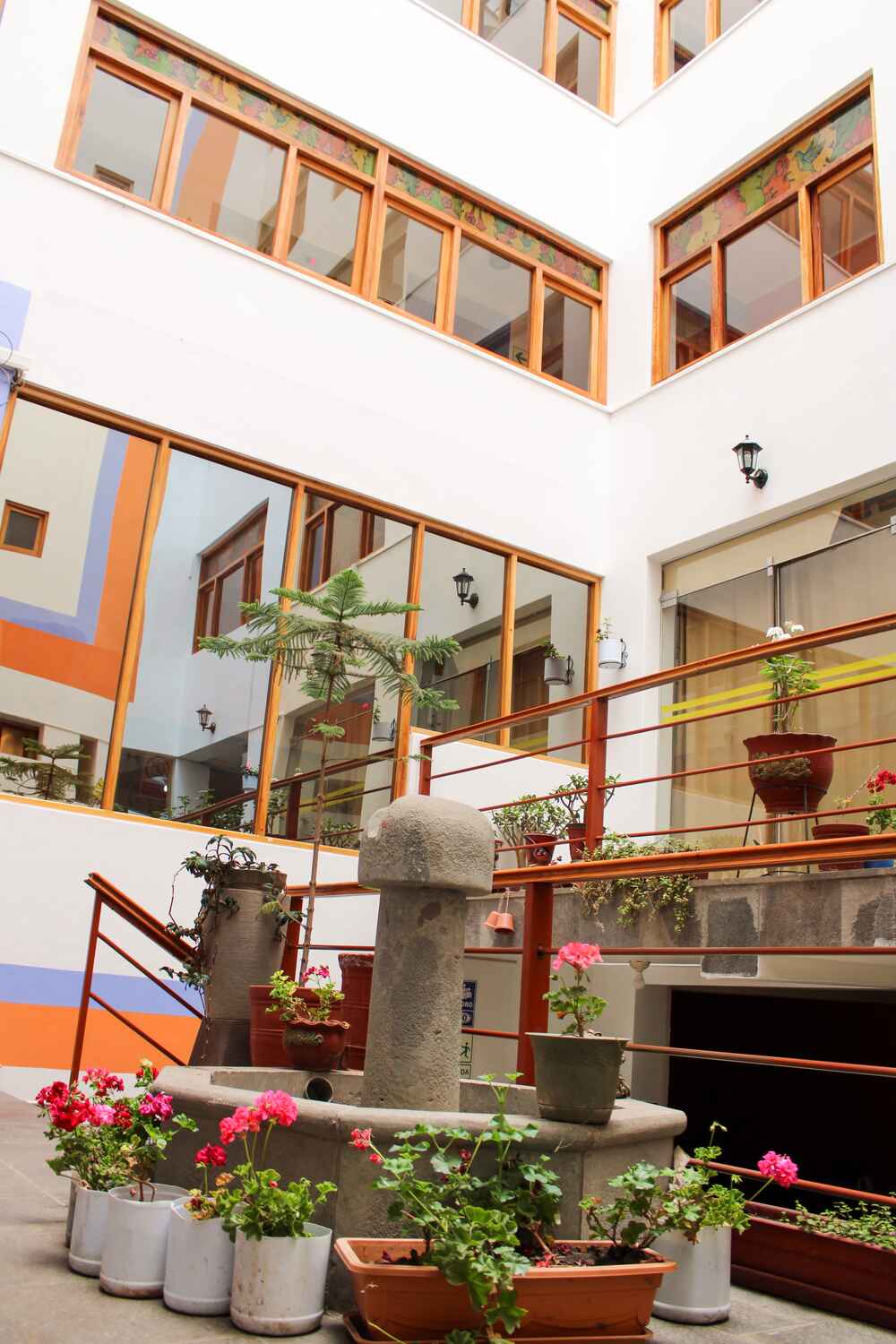 hotel-intiqa-puno-peru-fuente-ventanas