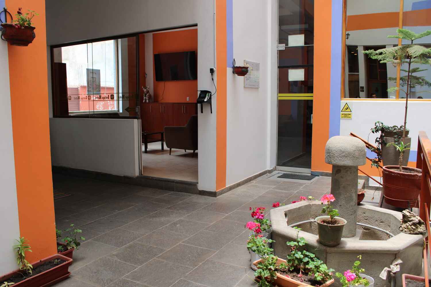 hotel-intiqa-puno-peru-fuente