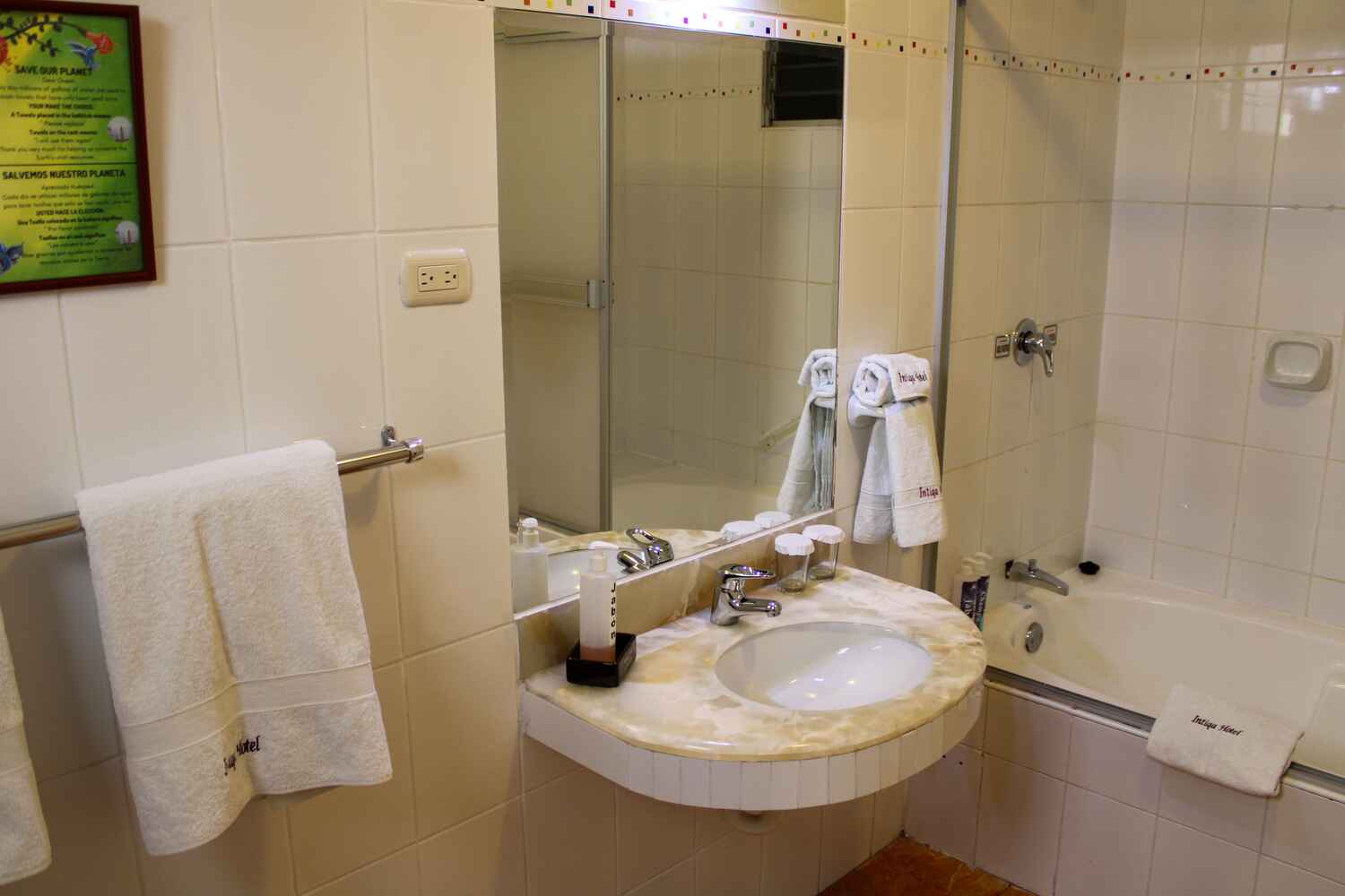 hotel-intiqa-puno-peru-habitacion-doble-vista-baño