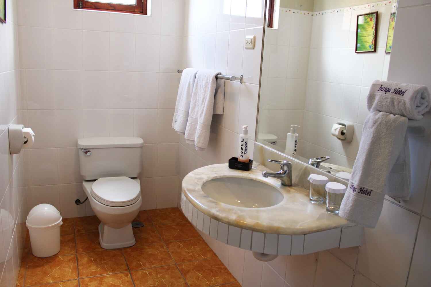 hotel-intiqa-puno-peru-habitacion-simple-baño-frontal