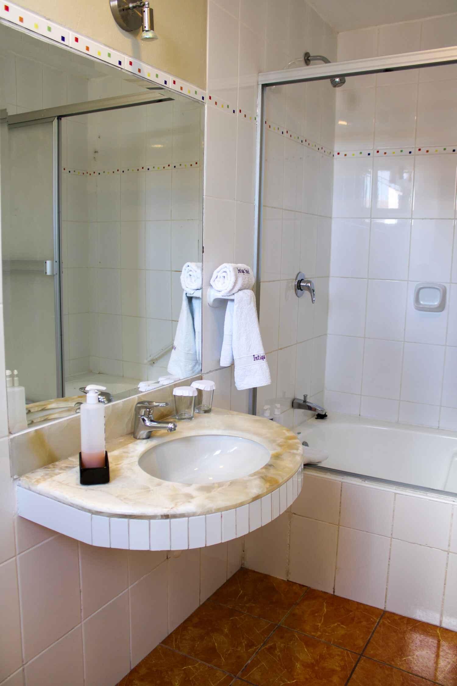 hotel-intiqa-puno-peru-habitacion-simple-baño-lateral