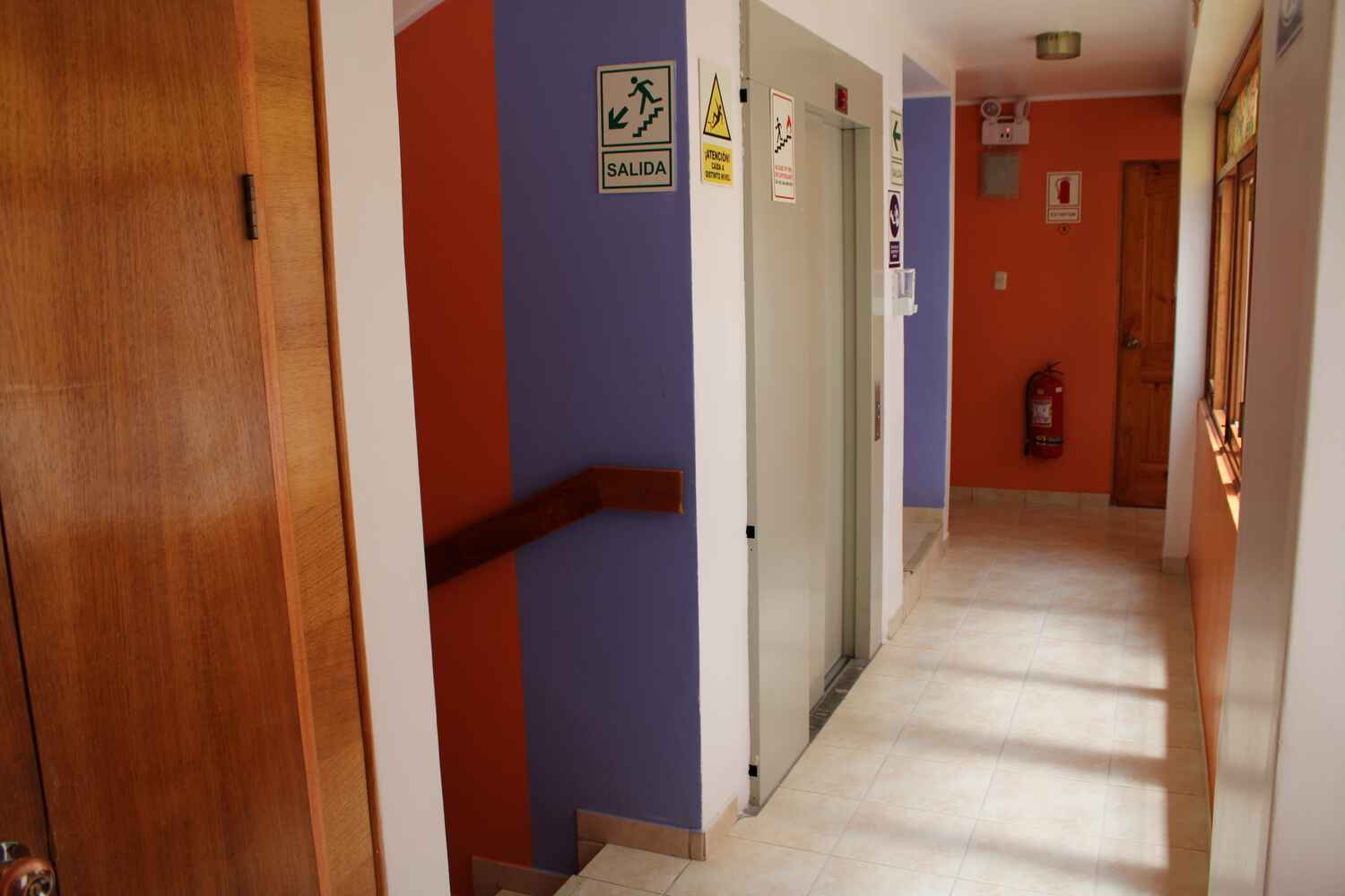 hotel-intiqa-puno-peru-habitacion-simple-pasillo-ascensor