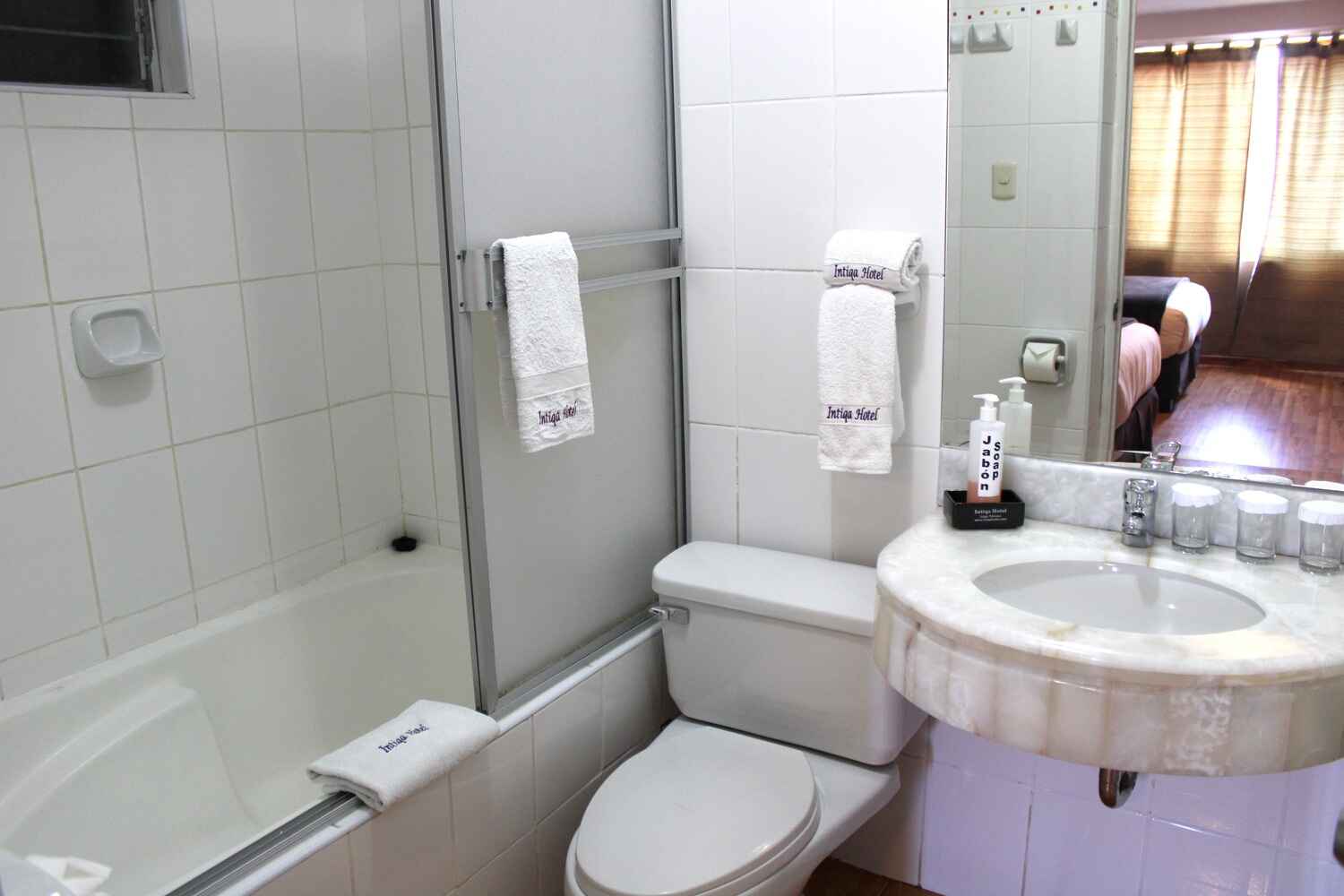 hotel-intiqa-puno-peru-habitacion-triple-baño