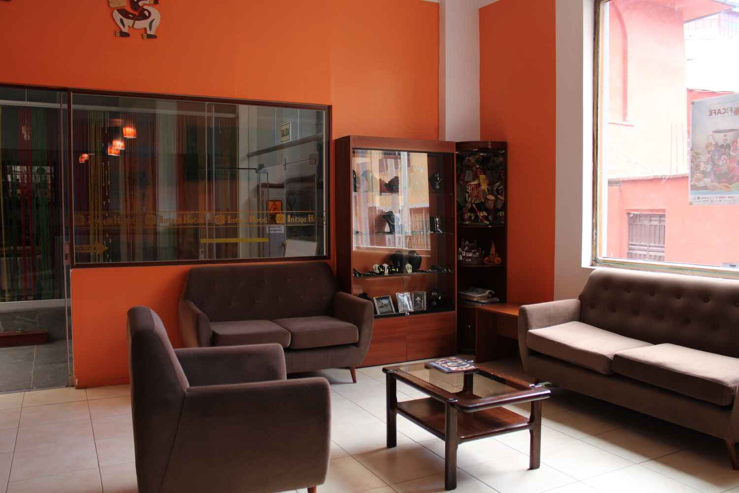 hotel-intiqa-puno-peru-muebles-entrada